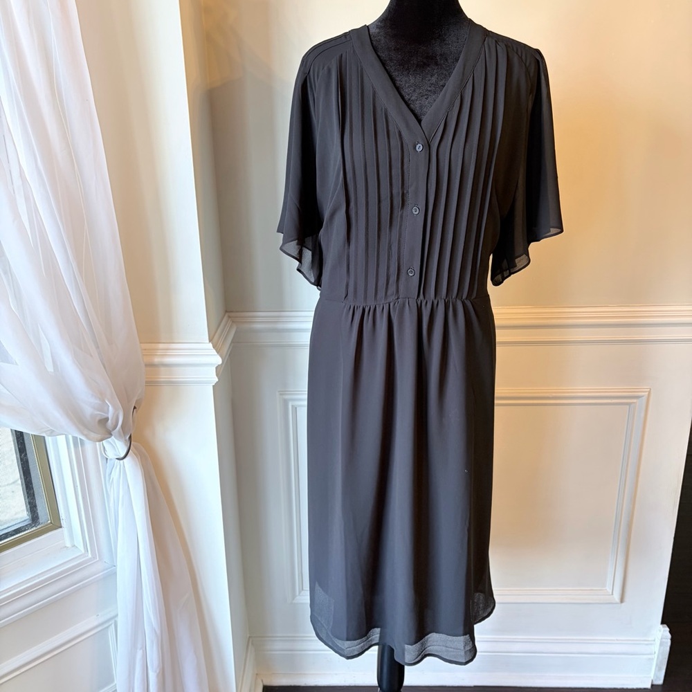 H&M V-Neck Short Sleeve Pleated Dress